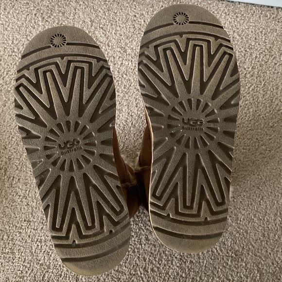 “Ugg” Bailey triple button boot in chestnut;size 5 - Picture 14 of 16